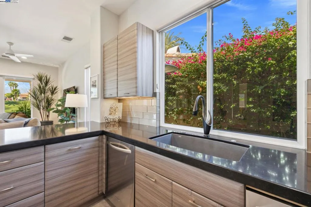 351 Tomahawk Dr, Palm Desert, California 92211 home-pic-24